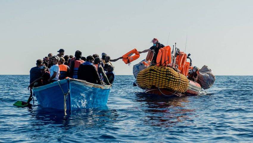 large Italy Migrants Ship  eceabceadaaecefea e cac