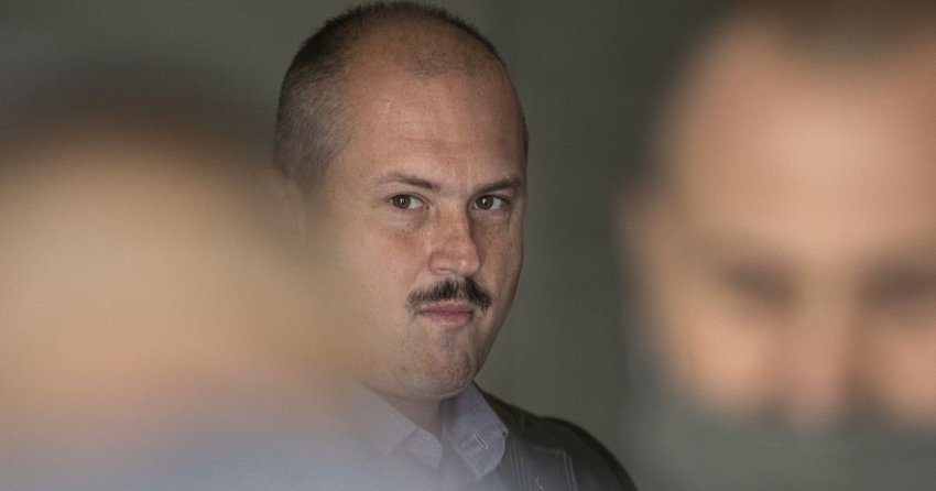 large ss c S Q Rowsy CRSQA Hm Q Predseda opozi nej SNS Marian Kotleba prich dza na pojedn vanie ad