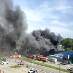 Obrovský požiar v Bratislave, horí sklad s pneumatikami. Dym je vidieť na kilometre