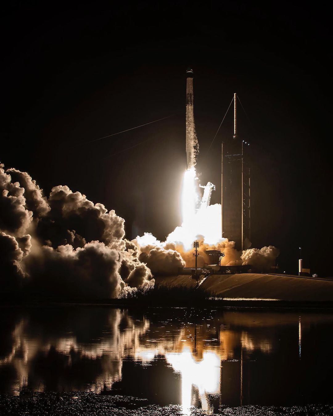 Štyria astronauti — zastupujúci štyri národy a vesmírne agentúry z celého sveta — odštartovali na palube rakety SpaceX smerom k Medzinárodnej vesmírnej stanici, čím odštartovali približne 6-mesačnú misiu.